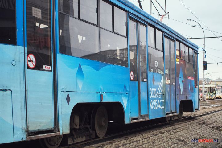 Трамвай сошел с рельсов на остановке в Кемерове