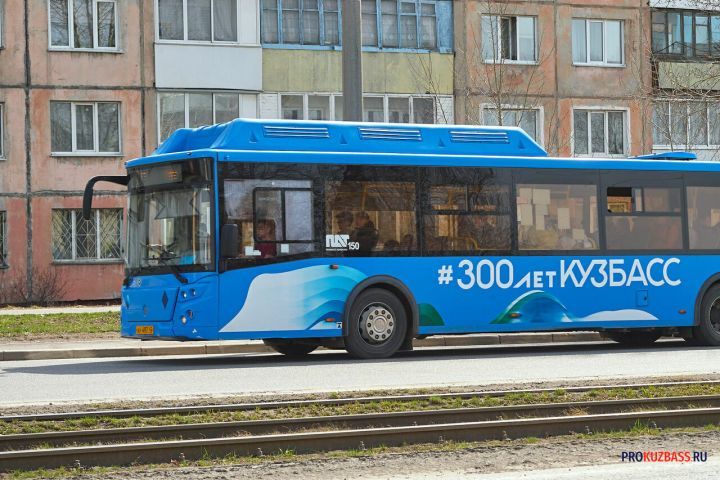 Автобус в Новокузнецке потерял заднее стекло во время движения