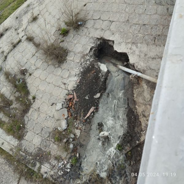 Автомобильный мост в Новокузнецке «потек» из-за прорыва канализационной трубы 