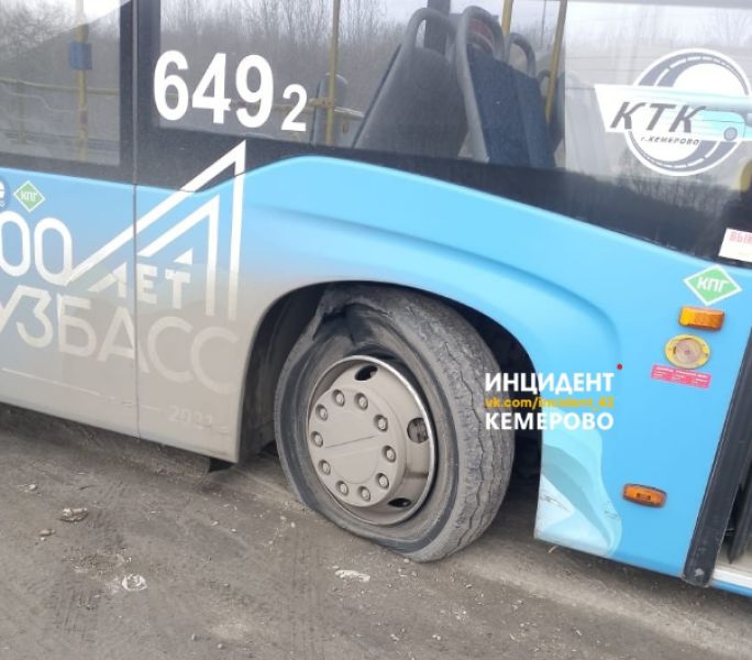 «Мог в речку улететь»: колесо автобуса с пассажирами внезапно лопнуло при движении по мосту в Кемерове