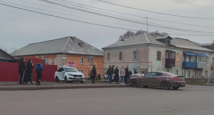 Легковушка улетела на тротуар после жесткого ДТП в Ленинске-Кузнецком