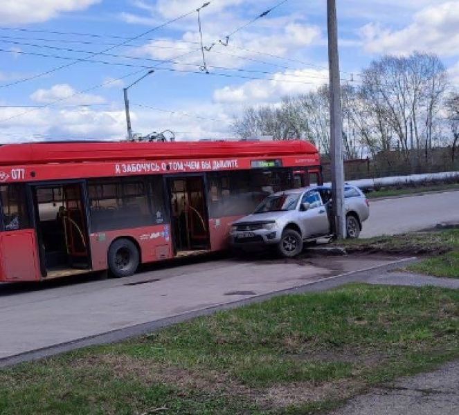 Троллейбус впечатал внедорожник в фонарный столб в Новокузнецке