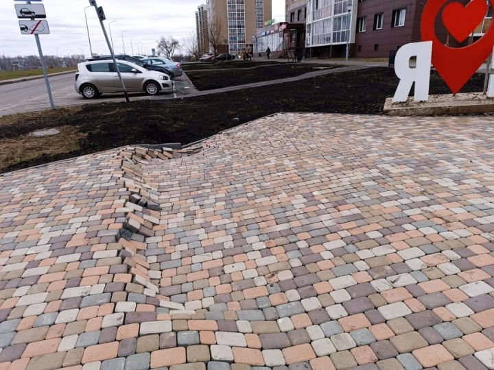 Асфальт и тротуарная плитка «пошли волнами» на бульваре в Кемерове