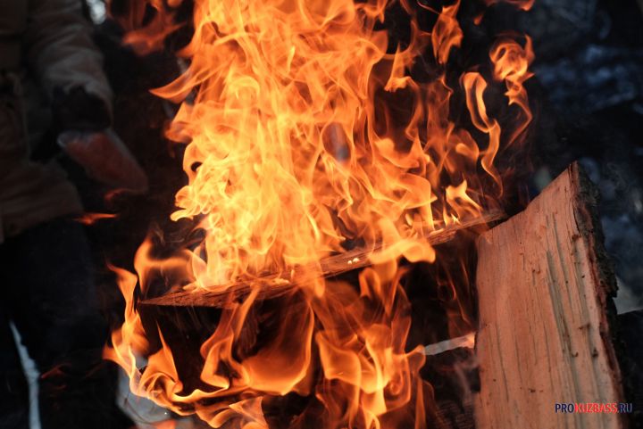 Крупный пожар произошел на базе отдыха в Кузбассе