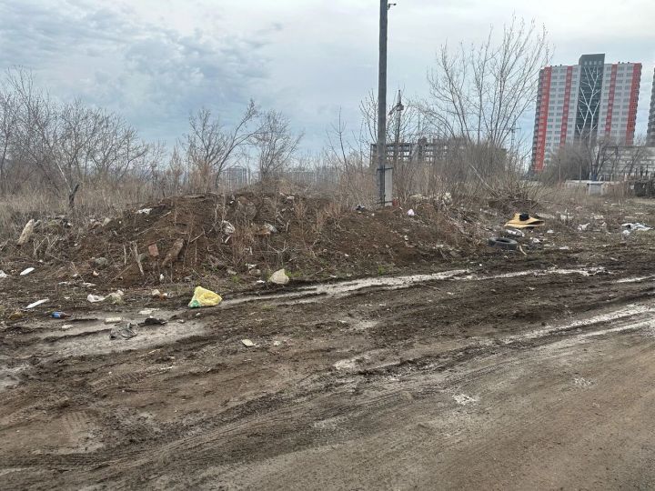 Горы мусора возникли на одной из улиц в Кемерове