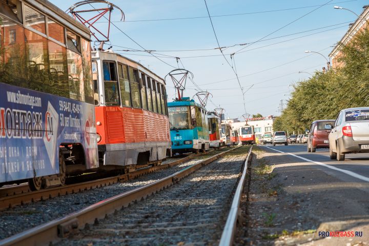 Младшеклассница упала под трамвай в центре Кемерова