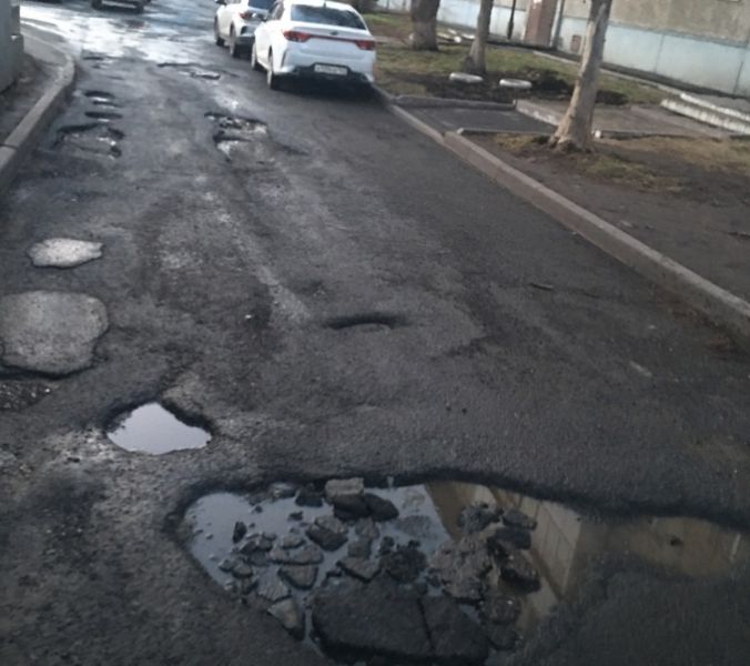 Усыпанная ямами дорога во дворе дома на Ленинградском проспекте возмутила кемеровчан