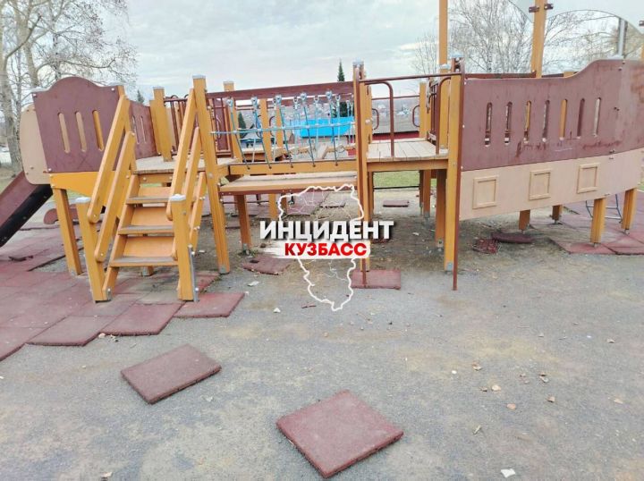 Вид «единственной в округе» детской площадки ужаснул кузбассовцев