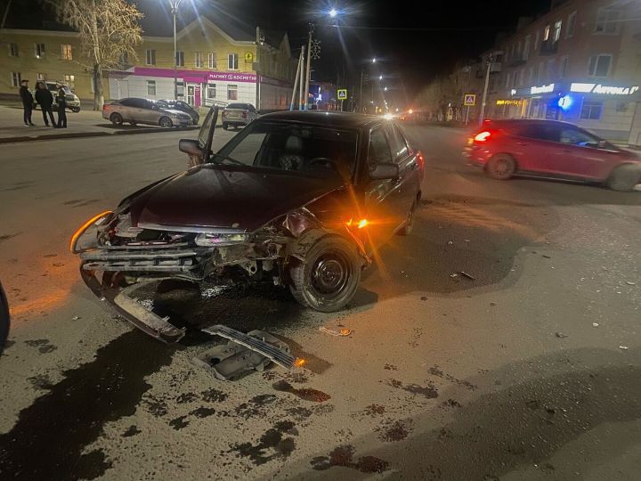 Легковушки разбились в лобовом ДТП в кузбасском городе