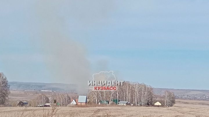 Огонь охватил поля рядом с дачами под Новокузнецком