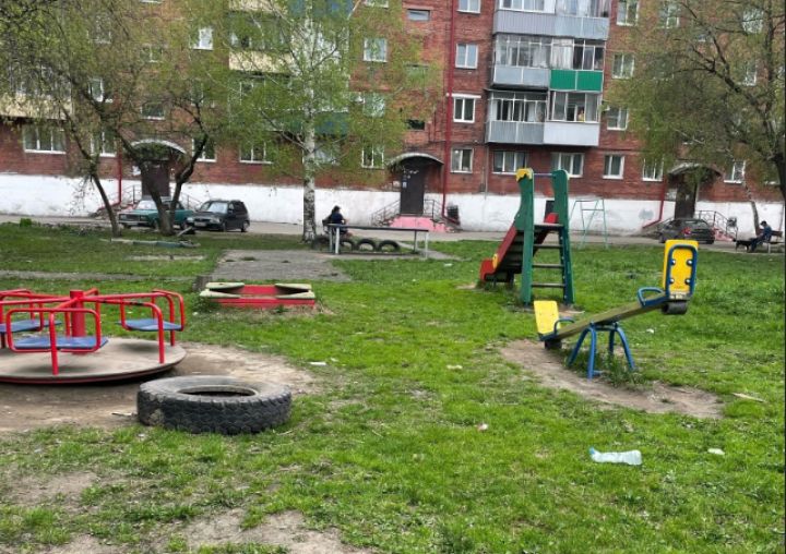 «Ужасно грязно»: кузбассовцы пожаловались на заваленную мусором детскую площадку