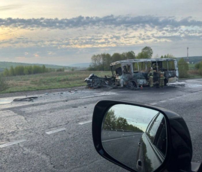 Огонь охватил маршрутку и легковушку после страшного ДТП в Кузбассе