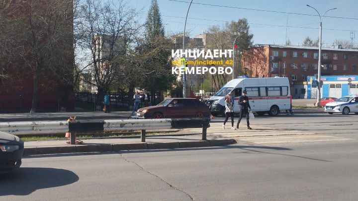 Соцсети: велосипедист попал под колеса автомобиля около техникума в Кемерове