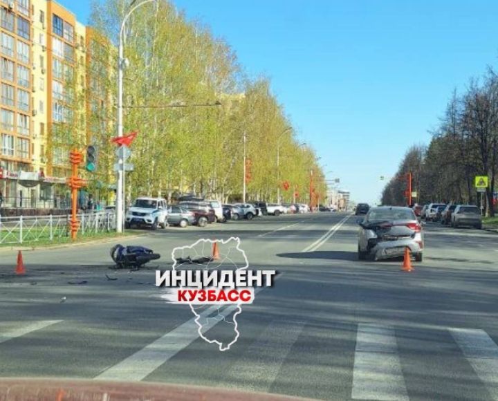 Протаранивший иномарку на бульваре в Кемерове байкер попал в больницу