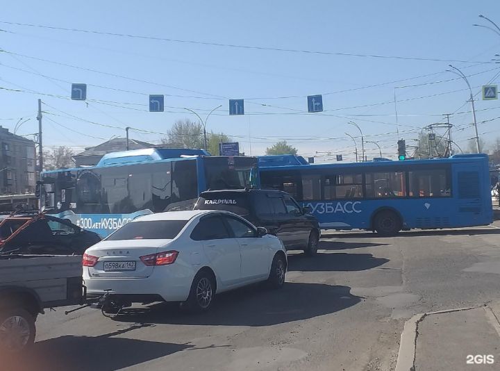 Два пассажирских автобуса устроили ДТП у вокзала в центре Кемерова