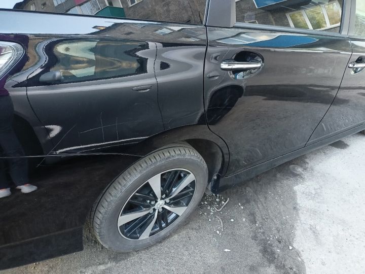 Неизвестные повредили оставленную на парковке у дома машину в Междуреченске