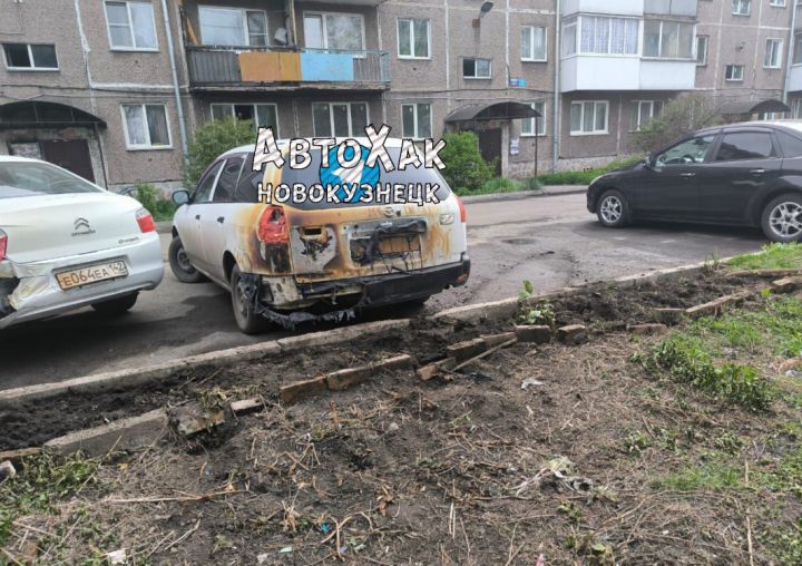 Неизвестные подожгли контейнеры с мусором во дворе в Новокузнецке: загорелись несколько машин