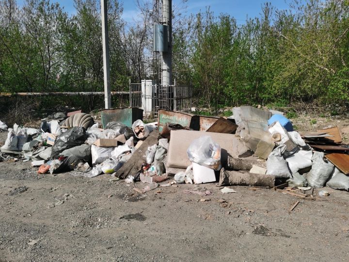 Большая свалка мусора образовалась на одной из улиц в Кемерове