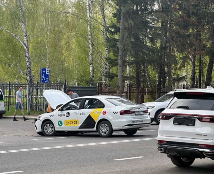 ДТП с такси произошло на оживленной улице в Кемерове