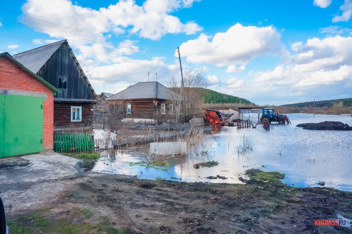 Две вышедшие из берегов реки подтопили почти 20 участков на юге Кузбасса