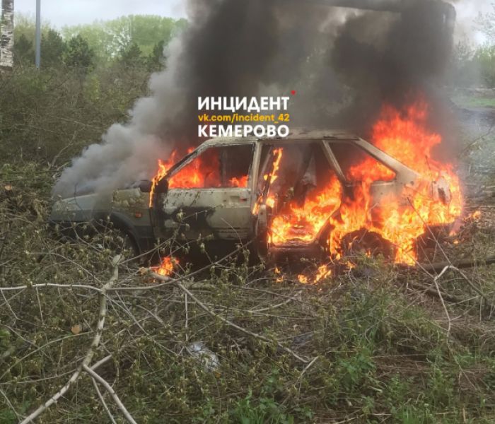 Очевидцы сообщили о поджоге автомобиля в Кемерове