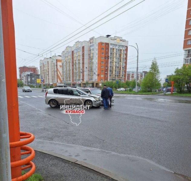 Легковушки жестко столкнулись на одном из кемеровских проспектов 