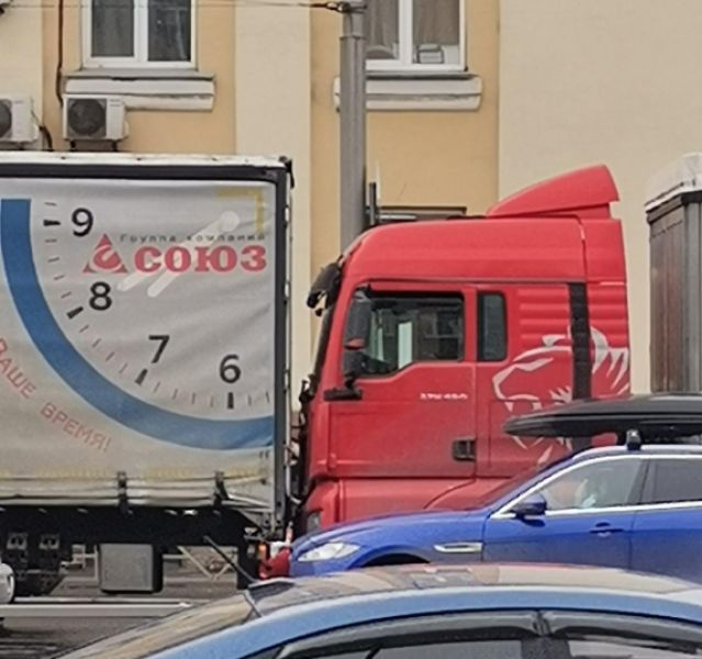 Два грузовика столкнулись на загруженном проспекте в центре Кемерова