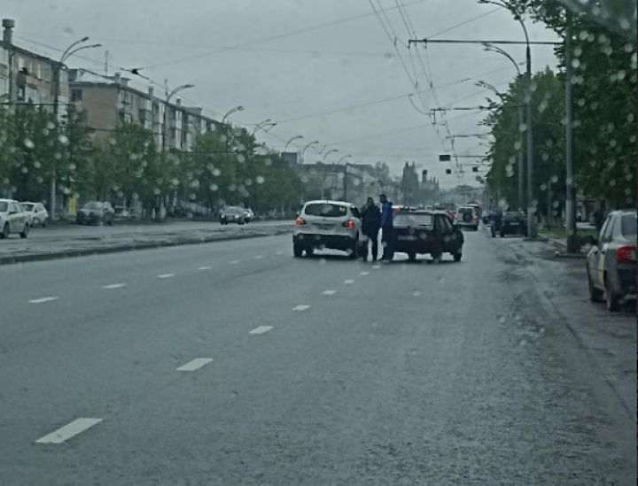 Пробка образовалась в центре Кемерова из-за утренней аварии