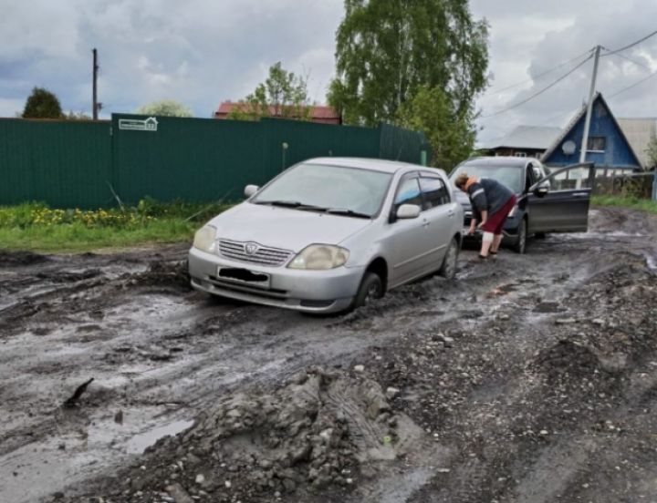 «Асфальт взорвало»: дороги в Новокузнецке превратились в засасывающие машины «болота»