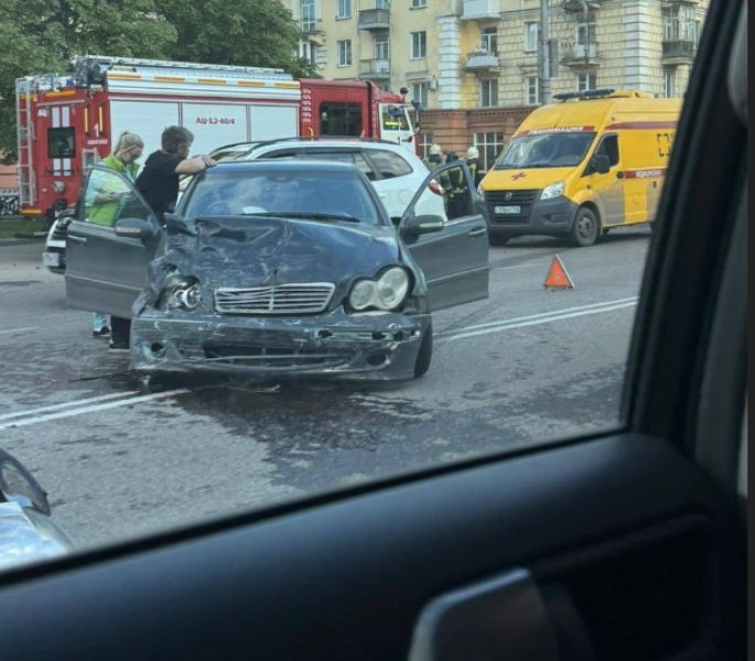 Очевидцы сообщили о страшном ДТП с погибшей девушкой в центре Новокузнецка