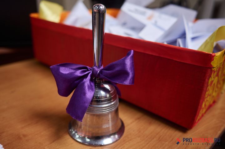 Белоснежные банты, в глазах ностальгия: как школьники в Кемерове отпраздновали последние звонки