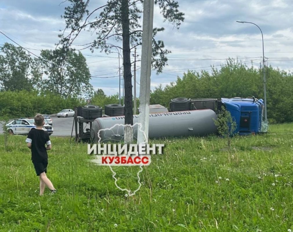 Момент опрокидывания автоцистерны с газом в кузбасском городе попал на видео