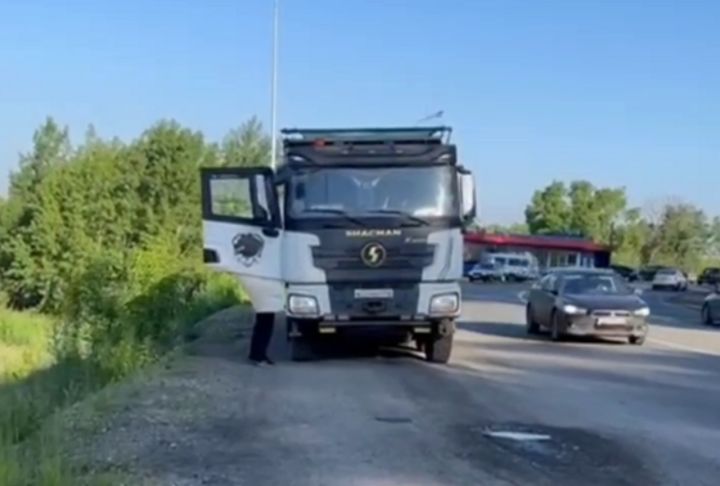 Мэр Новокузнецка задержал водителя груженного углевоза на аварийном мосту