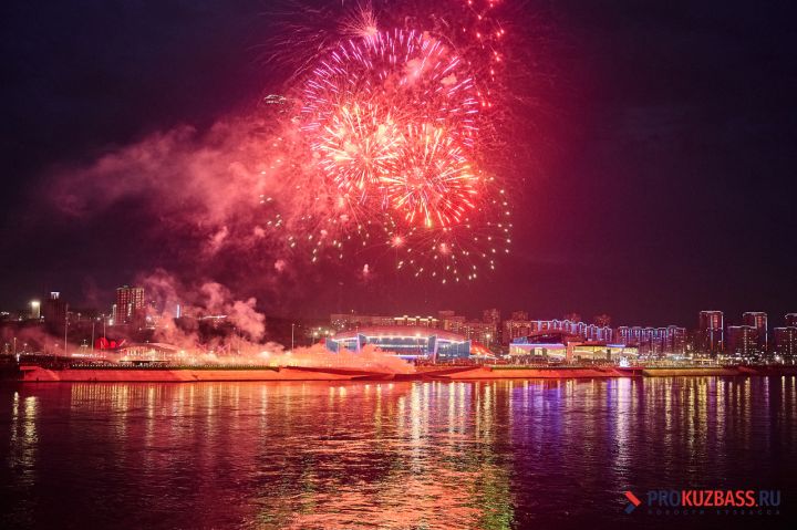 Яркие огни озарили вечернее небо: праздничный салют прогремел в Кемерове в День России 