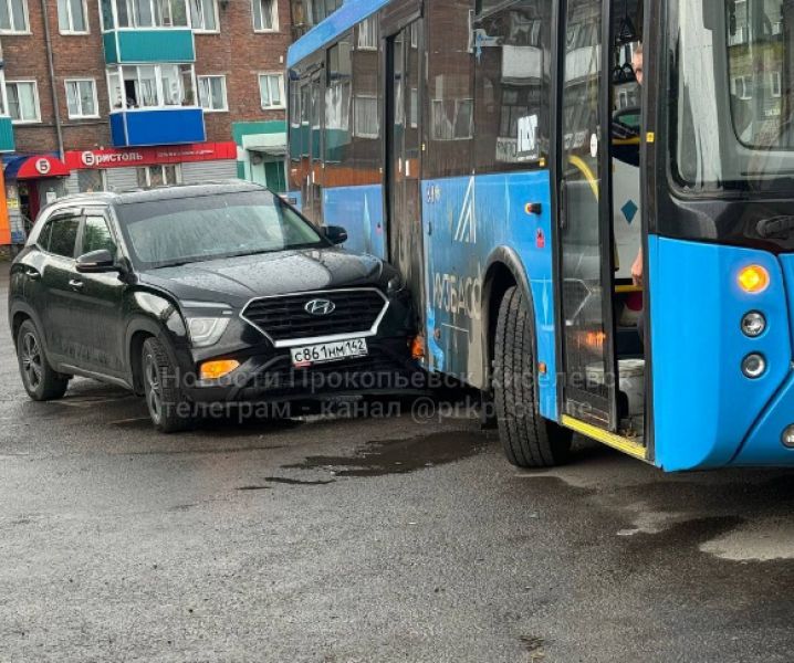 Иномарка протаранила автобус в Прокопьевске