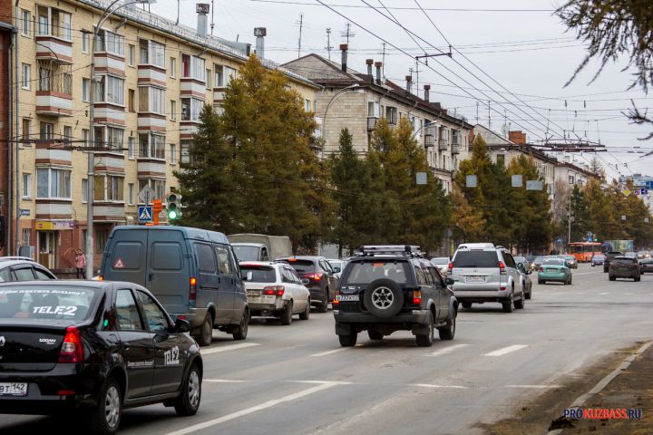 Пробки затруднили движение в Кемерове в утренний час пик