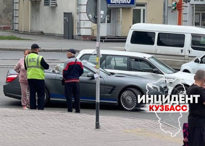 Люксовая иномарка попала в ДТП на проспекте в Кемерове