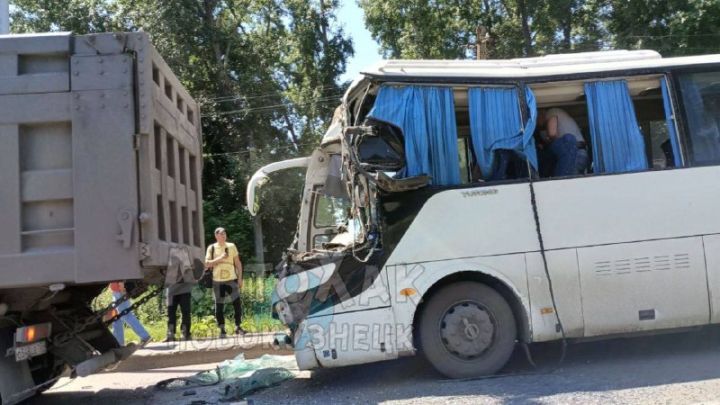 Страшная авария с пассажирским автобусом и грузовиком произошла на шоссе в Новокузнецке