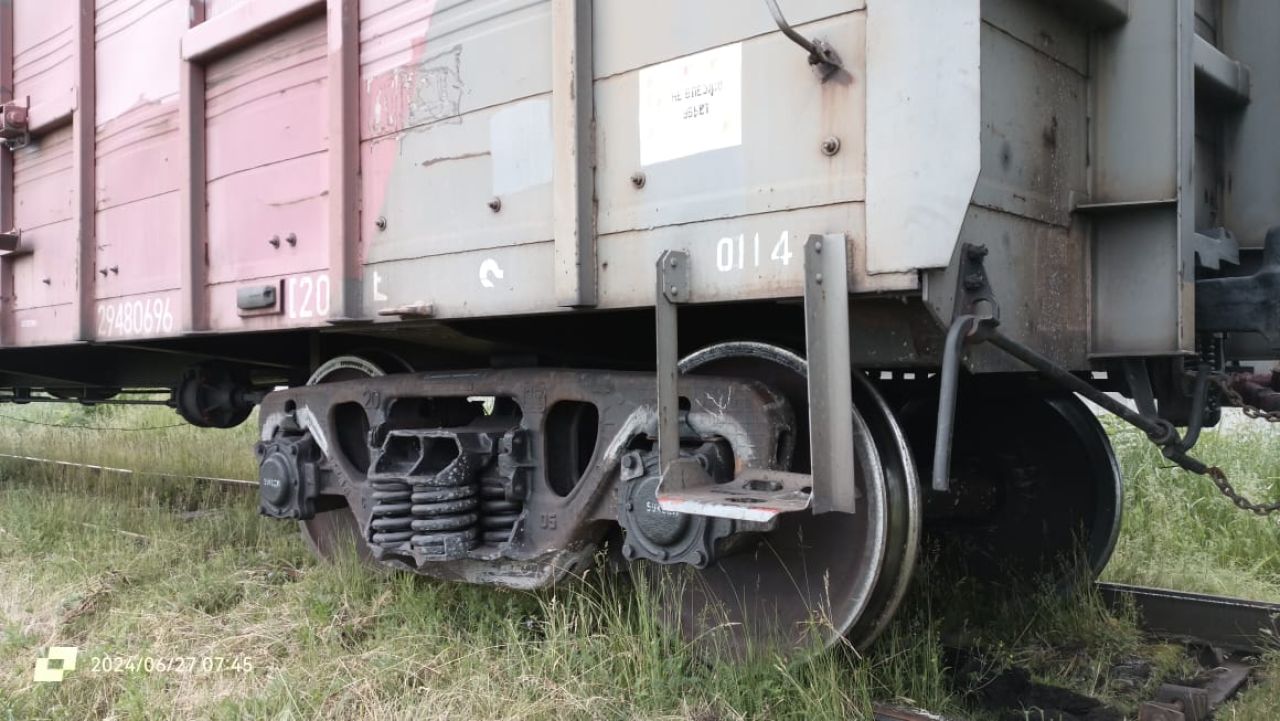 Четыре вагона поезда сошли с рельсов на железной дороге в Кузбассе