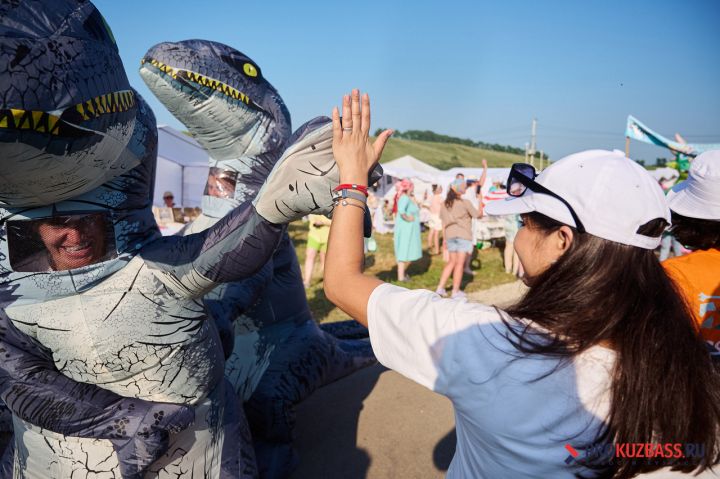Возвращение динозавров: древние ящеры ожили в кузбасской деревне на фестивале «Динотерра»