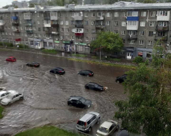 Улицы в Новокузнецке ушли под воду после мощного ливня