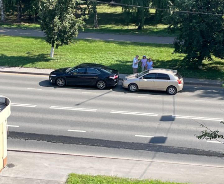 Легковушки столкнулись напротив университета в центре Кемерова