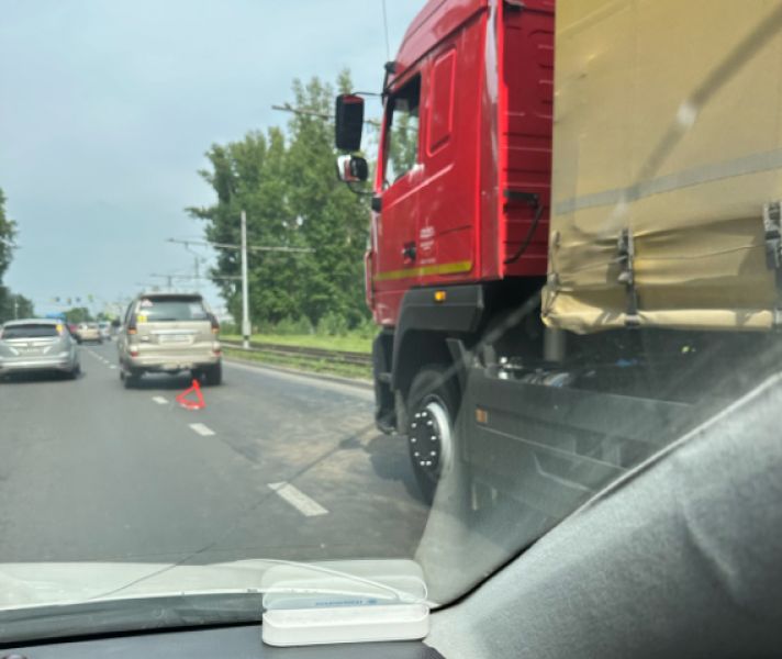 Пробка образовалась на шоссе в Кемерове из-за ДТП с фурой