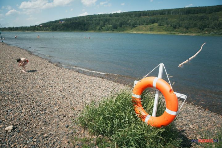 Соцсети: мужчина погиб после падения с обрыва в водоем в Кузбассе