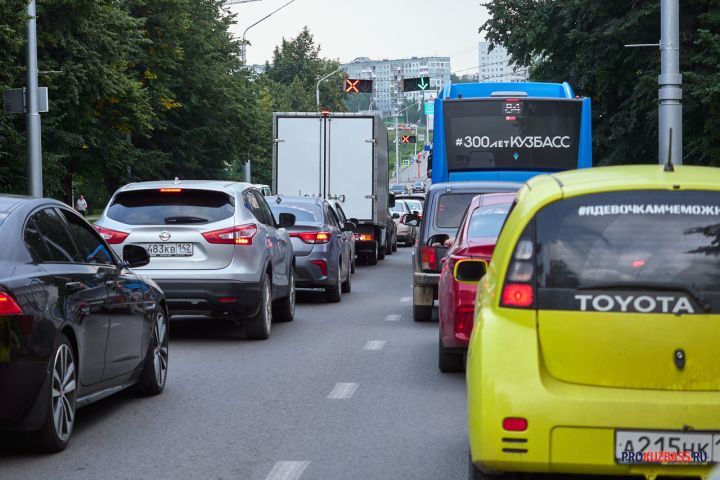 Движение в Кемерове снова оказалось парализовано высокобалльными пробками