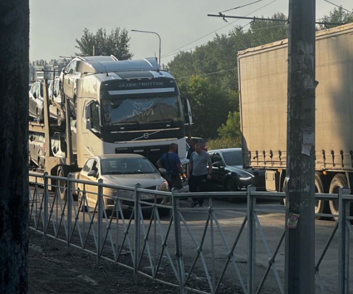 Автовоз протаранил легковушку около военкомата в Кемерове