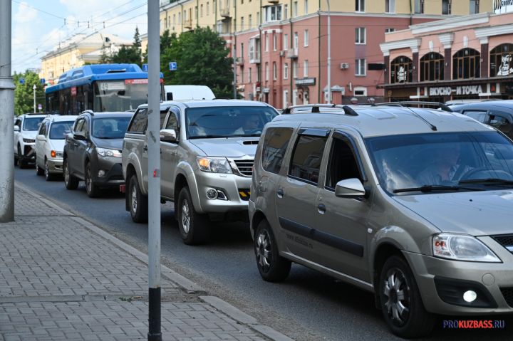 Протяженные пробки образовались на кемеровских дорогах