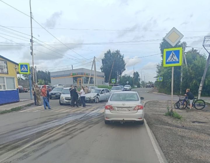 Две легковушки разбились рядом с остановкой в кузбасском городе