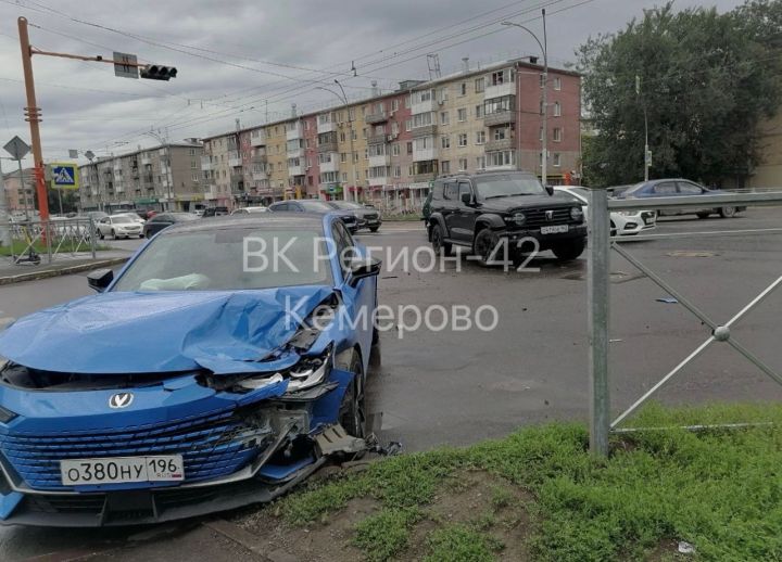 Автомобили разбились рядом с парком в центре Кемерова