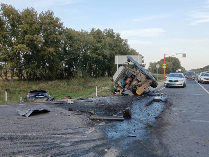 Три человека пострадали при ДТП с трактором на междугородней трассе в Кузбассе